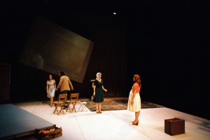 Maria João Robalo, António Jorge, Sofia Lobo e Ana Mota Ferreira em "Este Oeste Éden" (foto de Augusto Baptista)