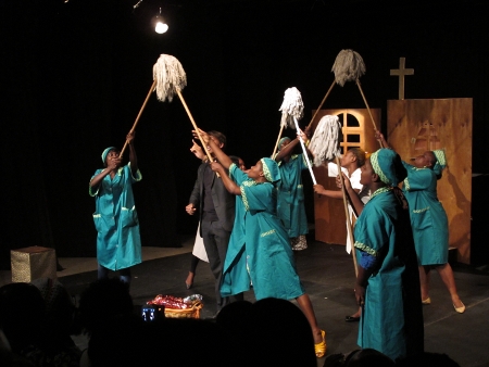 "Louco por mulheres", de José Silveira, pelo Miragens Teatro (Angola)