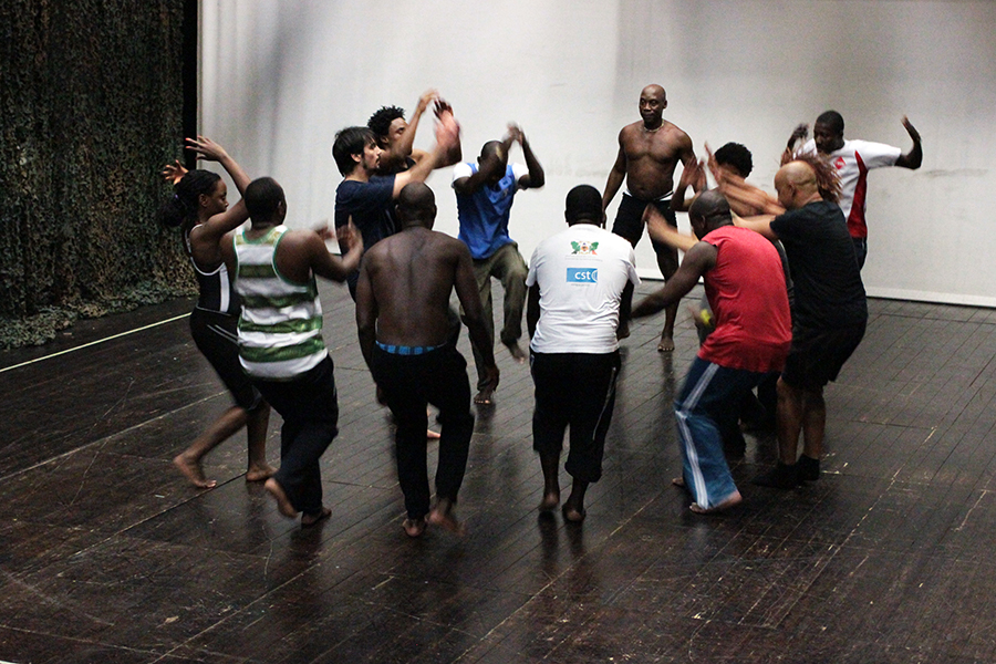 O coreógrafo Zebrinha dirigindo o ensaio (foto: Eduardo Pinto)
