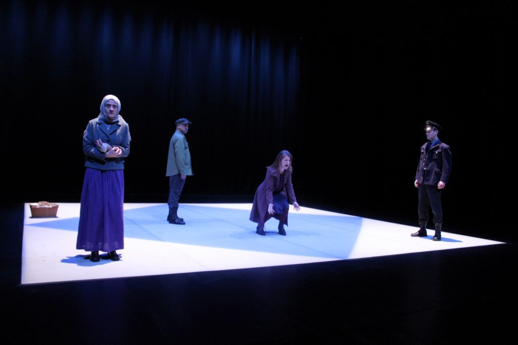 Sofia Lobo, Miguel Magalhães, Maria João Robalo e Igor Lebreaud, "Cinzas..." (foto de ensaio: Pedro Rodrigues)